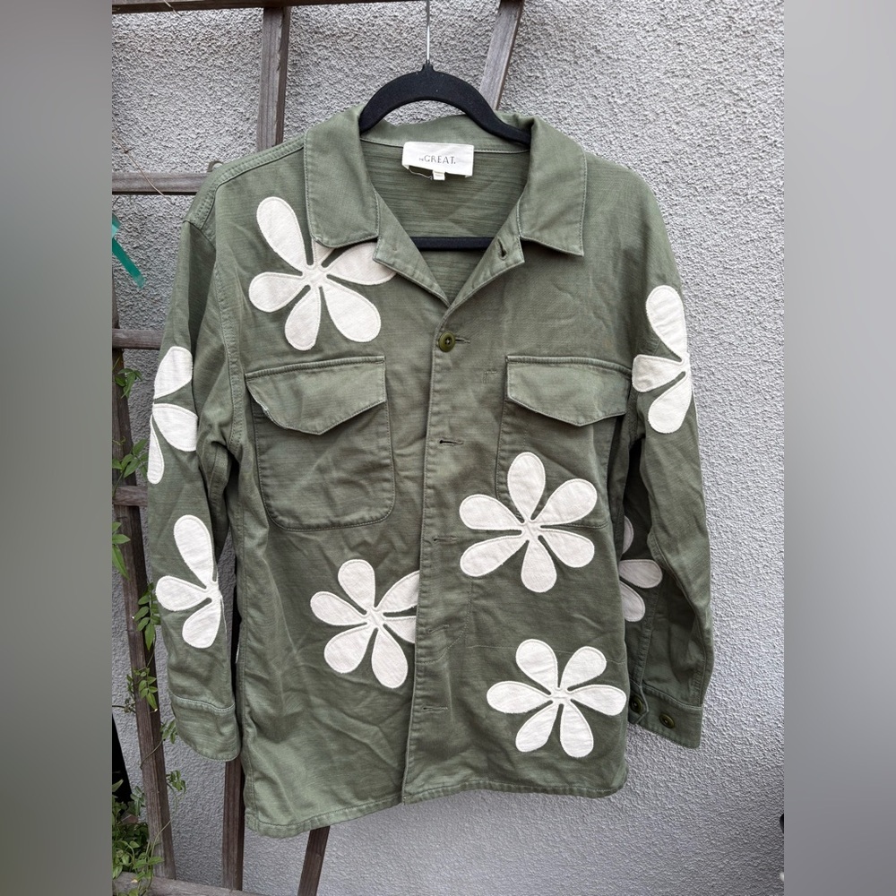 THE GREAT. THE VINTAGE ARMY JACKET W/ DAISY APPLIQUE in CLASSIC ARMY - Picture 5 of 10